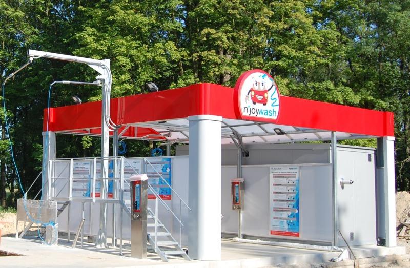 Zarzecze Właściciel nowo budowanej stacji paliw w Zarzeczu wzbogacił swoją inwestycję o samoobsługową myjnię bezdotykową.