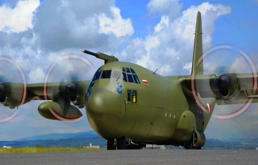 ATRAKCJE W POWIETRZU m.in.: C-130 Herkules Jest to najdłużej, nieprzerwalnie produkowany (ponad 50 lat) wojskowy transportowy samolot.