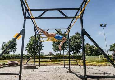 flying monkey Opis: Zawodnik przeskakuje z jednego żółtego drążka na drugi chwytając drążki TYLKO rękami/dłońmi, kończy uderzeniem dłonią w dzwonek.