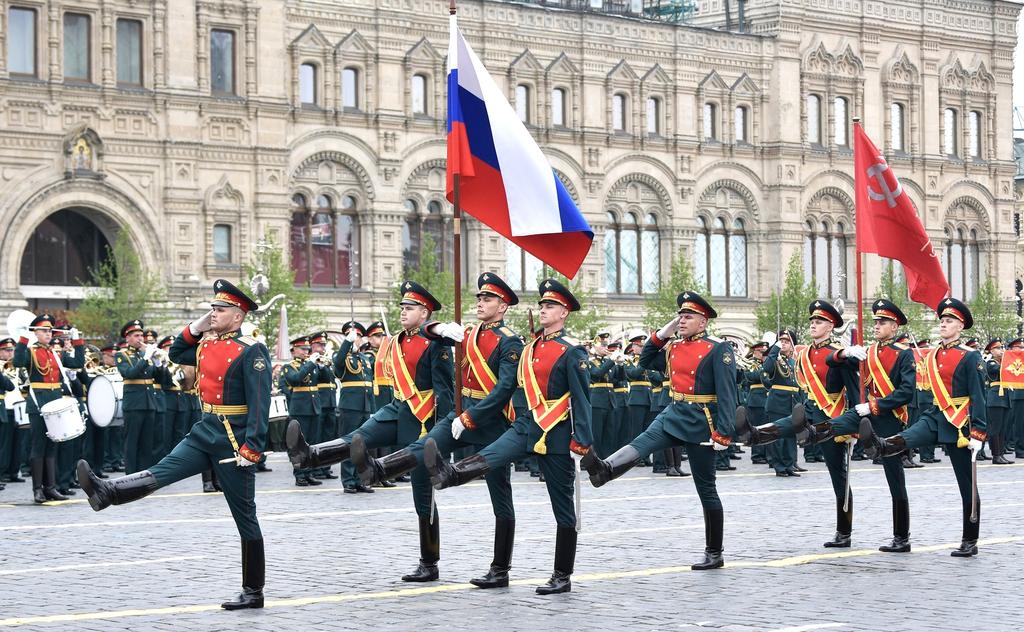 czasu moskiewskiego zabrzmiały kuranty zegara na kremlowskiej Wieży Spasskiej i przy dźwiękach jednej z najbardziej znanych pieśni patriotycznych Święta Wojna ( Swiaszcziennaja Wojna ), poczet