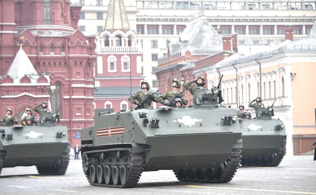 Po Placu Czerwonym przejechało też dziesięć czołgów T-72B3 wyposażonych m.in.