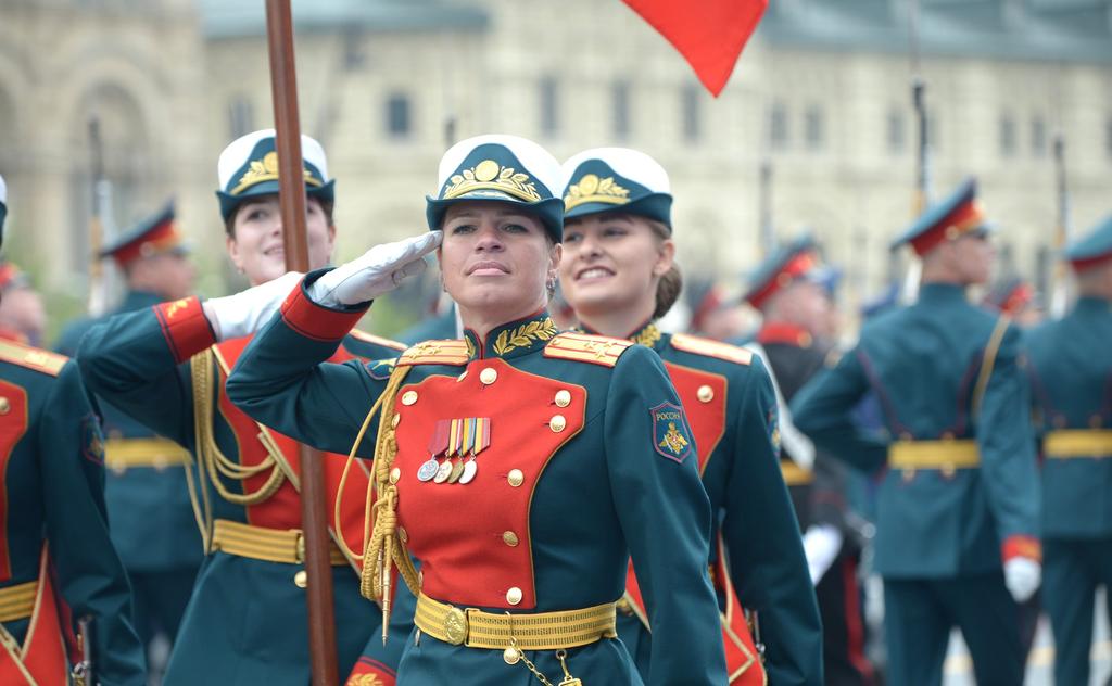 W ten sposób z powodu pogody Paradę Zwycięstwa zakończył pokaz musztry paradnej żołnierzy pułku reprezentacyjnego Federacji Rosyjskiej, podejście do trybuny ponad tysiąca muzyków z 39 połączonych