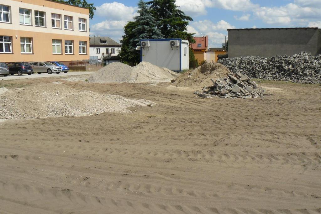 Fotografia 4. Niezagospodarowana przestrzeń znajdująca się za budynkiem Urzędu Gminy w Skrwilnie.