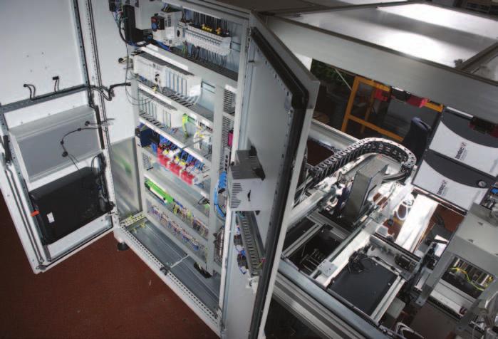 W sercu głównego modułu znajduje się sterownik PAC CompactLogix Rockwell Automation, połączony z napędem liniowym MPAS firmy i siłownikiem elektrycznym MPAI.