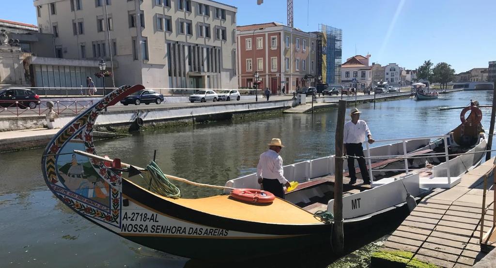 Portugalia ma też swoją Wenecję. To Aveiro,które w średniowieczu było jednym z największych portów. Dziś to raczej spokojne miasteczko, w którym czas płynie swoim, wolniejszym rytmem.
