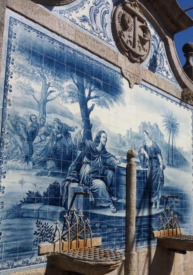 W niemal całej Portugalii uwagę zwracają charakterystyczne domy i instytucje, wyłożone ceramicznymi płytkami azulejos.