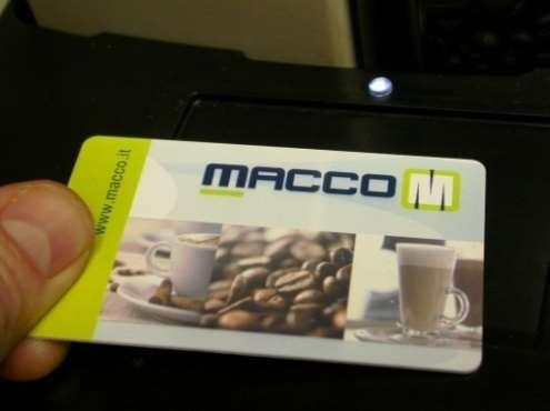 b) DOSTĘP DO MENU USTAWIEŃ ZA POMOCĄ SYSTEMU KART SMART CARDS Aby dostać się do menu konfiguracji urządzenia, umieść kartę Smart Card nad czytnikiem w trybie OFF: - kartę Smart Card kelnera - kartę