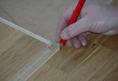 Odmierz od ściany 8 10 mm wzdłuż deski i zaznacz odległość ołówkiem na całej szerokości deski.