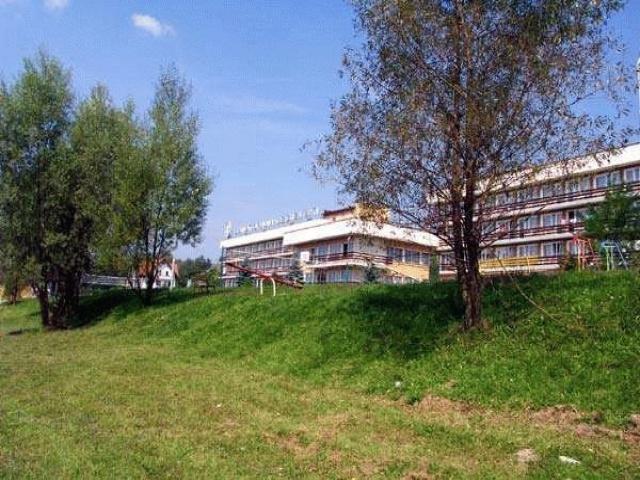 Komfortowe Sanatorium Cegielski położone jest w centrum Rabki-Zdrój na południowym stoku góry Bania. Roztacza się stąd piękny widok na całą okolicę.