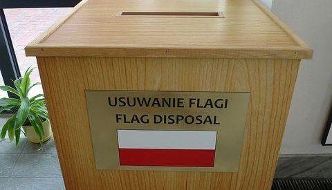 Janek Cios: Dziękuję podpowiedzi w zakresie postępowania z flagą państwową Rzeczypospolitej. Czy gdzieś spisano te zasady?