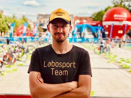 TRENER RADZI Filip Szołowski Trener Labosport Team Jak przyzwyczaić się do startowania bez skarpetek i przyspieszyć w strefie zmian?