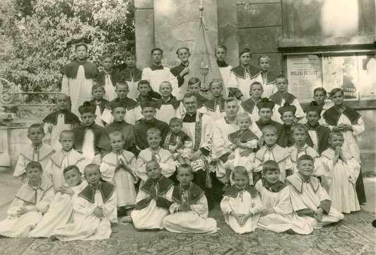 305 Zdjęcie 33 Rok 1947, 1 czerwca. Koło ministranckie przy parafii Nawrócenia św. Pawła w Lublinie.