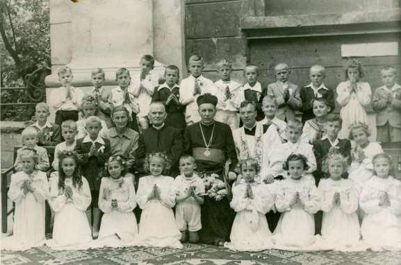 308 Saweckiego). Zdjęcie 39 Rok 1951, czerwiec. Lublin, parafia Nawrócenia św. Pawła. Pamiątka I Komunii świętej. Trzeci ksiądz od lewej siedzi ks. Stefan Sawecki (zdjęcie ze zborów ks.