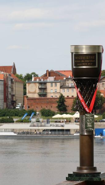 Per aspera ad astra Sila I Przez trudy do gwiazd to maksyma, która najlepiej opisuje toruński klub Twarde Pierniki S.A.