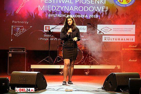 Monika Milke i Bernadetta Kantor wzbudziły ogromną sympatię - pierwsza swoim niskim, za to melodyjnym głosem, zaś druga doskonałym opanowaniem gry na gitarze.