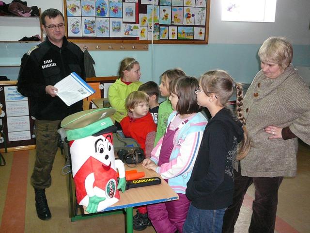 Funkcjonariusze z Placówki Straży Granicznej w Bezledach natomiast dołączyli do Feryjnej Akademii Pomysłów zorganizowanej w Miejskim Domu Kultury w Bartoszycach.