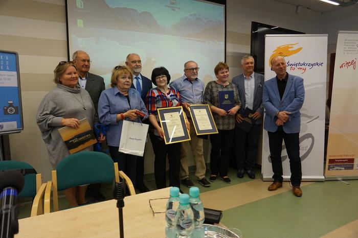 zwiedzić pałac z przewodnikiem, zobaczyć lochy pełne tajemnic i legend oraz udać się do Zagrody Bizonów.