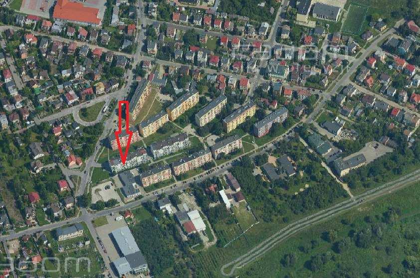 Ryc.1. Lokalizacja budynku Kluczową dla niniejszej opinii cechą konstrukcyjną jest obecność otworów pod elementami konstrukcji balkonów (ok. 3-4 cm średnicy) zlokalizowanych w ich podstawie.