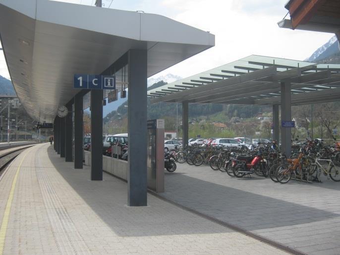 zamontowane bezpośrednio przy peronie kolejowym na dworcu w Landeck w Austrii. Dodatkowym atutem jest zadaszenie stojaków na całej długości.