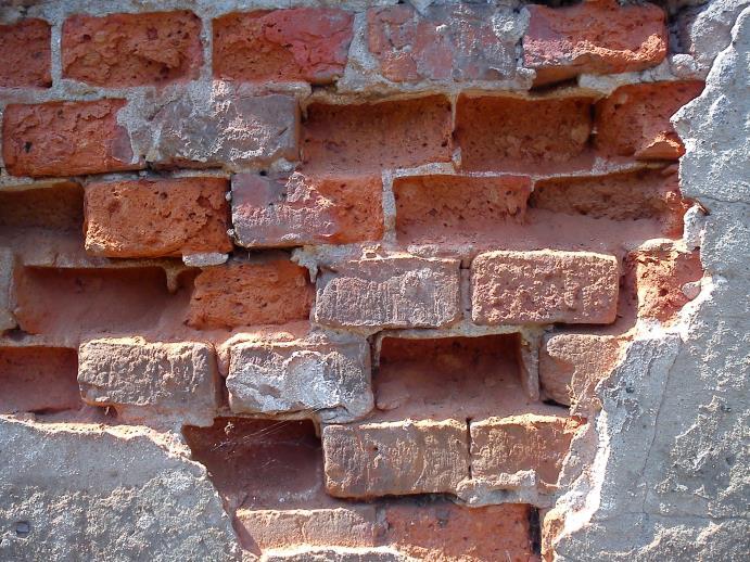 Dodatkowo zaprawa cementowa ma o wiele mniejszą paroprzepuszczalność, co prowadzić może do przenikania wody przez element murowy a nie spoinę w wyniku czego dochodzić może do takiego zniszczenia