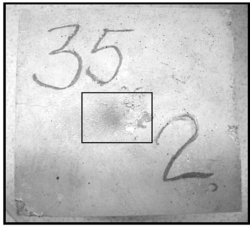 Rys. 3. Beton z dodatkiem odpadu niebezpiecznego na spoiwie CEM I+40%PF+GO po wyprażeniu w temperaturze 400oC z widocznym w środku przypaleniem Fig. 3. Concrete with hazardous waste (CEM + 40% PF + GO) after the test at 400 C with visible overcooking Rys.