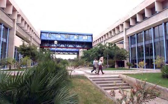 Uniwersytet Uniwersytet w Cagliari jest najstarszą szkołą wyższą na Sardynii i jako taki leży w centrum miasta, jednak część medyczna uniwersytetu znajduje się na jego obrzeżach.