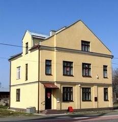 - Usługi biznesowe Na terenie Gminy Osiek Jasielski działa Bank Spółdzielczy O/Biecz. Zlokalizowany jest w miejscowości Osiek Jasielski. Rys. 4. Poczta w Osieku Jasielskim źródło: http://www.