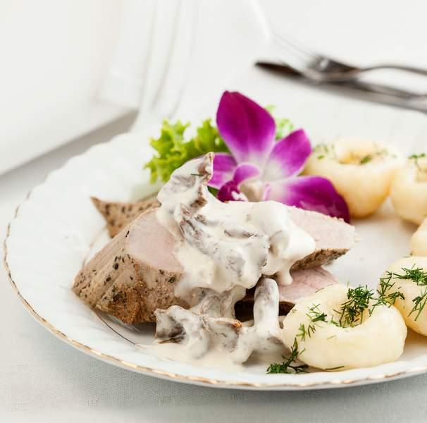 ziemniaczanym, risotto cytrynowym, gotowanymi warzywami Rolada z kurczaka nadziewana szpinakiem z pure ziemniaczanym, marchew z