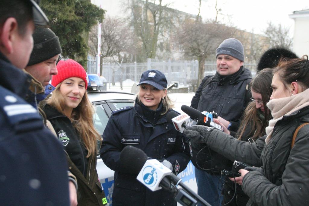 Obowiązujące przepisy nakazują pieszym, którzy poruszają się po zmierzchu po drodze poza obszarem zabudowanym, noszenie elementów