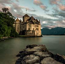 Wzniesiony na skale przy brzegu Jeziora Genewskiego zamek jest najczęściej odwiedzanym historycznym budynkiem w