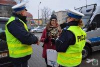 *** Obecne warunki pogodowe i coraz szybciej zapadający zmrok powodują, że osoby korzystające z dróg nie mają łatwego zadania.