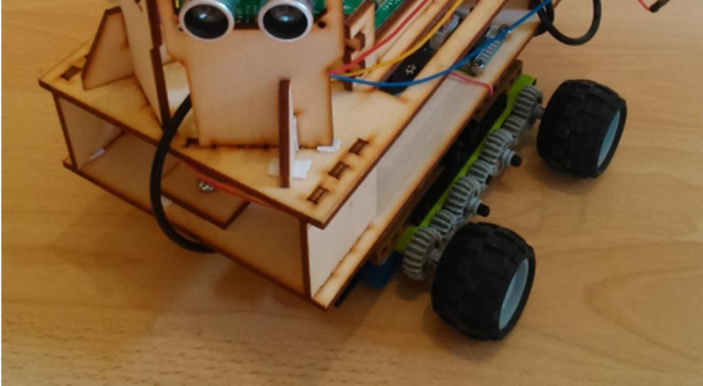 Rysunek 1. Zdjęcie wykonanego robota do mapowania kształtów powierzchni płaskich 2.1. Część mechaniczna W robocie zastosowano wielokołowy układ napędowy napędzany przez dwa silniki krokowe.