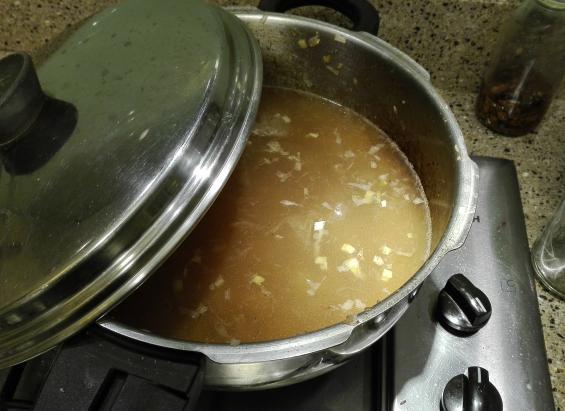 8 Całe orzechy pistacjowe i połowę zupy wrzuciłem do blendera. Blendowałem przez parę minut. Jeśli ktoś lubi zupy-krem to powinien miksować całość zupy i robić to dłużej. Uzyska wtedy gładką masę.