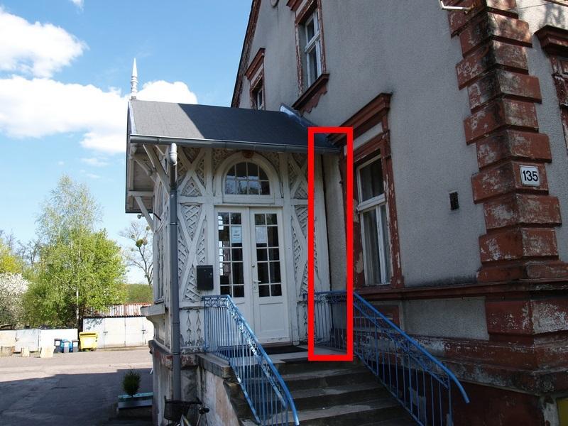 Przeprowadzona kontrola budynku przeznaczonego do termomodernizacji wykazała obecność odpowiednich siedlisk lęgowych, służących ptakom, jako miejsca gniazdowania i odpoczynku oraz miejsc występowania