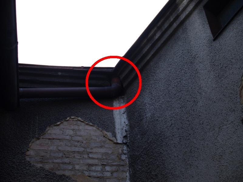 b) ściana wschodnia: szczelina pod krawędzią dachu, otwory przy