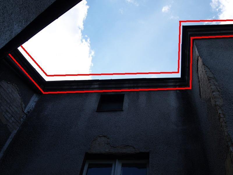 Ściana wschodnia, otwór za rynną (wnęka nad wejściem do kotłowni).