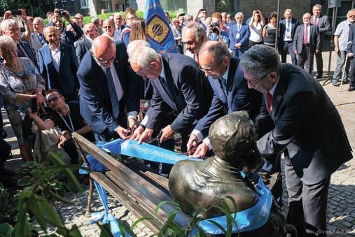 Głowa podparta jest na prawej dłoni, lewa