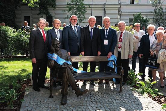 czasopismo leżące na kolanach Przegląd