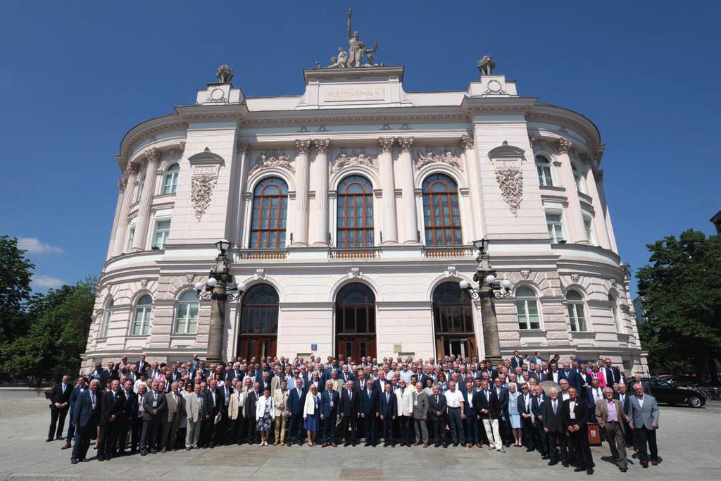 Przed rozpoczęciem obrad sesji jubileuszowej uczestnicy Zjazdu zostali uwiecznieni na wspólnej fotografii przed Gmachem Głównym Politechniki.