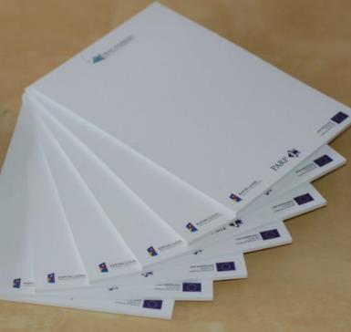 bez okładki, spód podklejony kartonem; klejenie po krótkim boku; liczba stron/kartek: 50; papier: offset 80 g; kolor papieru: biały; nadruk w CMYK, 4x0 (jednostronnie); treść nadruku obejmująca