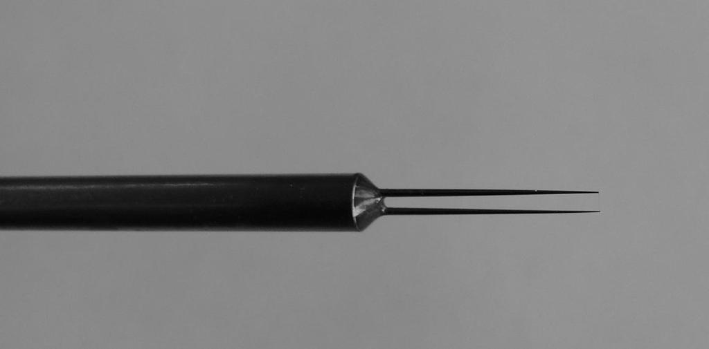 6.1 Sondy jednowłóknowe Pojedyncza sonda termoanemometryczna zbudowana jest z obsadki, dwóch wsporników oraz rozpiętego na nich włókna pomiarowego, prostopadłego do jej osi. Rysunek I. 1.