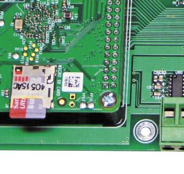 Filtr wejściowy wykonano z użyciem kondensatorów o obniżonym ESR: CE0 (tantalowy) i C0 w obudowie z dielektrykiem XR.