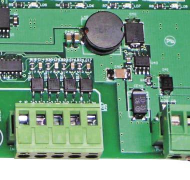 Układ sprzętowo eliminuje krótkie zakłócenia impulsowe ze styków mechanicznych. W szereg z diodą transoptora włączono diodę LED sygnalizującą obecność napięcia.