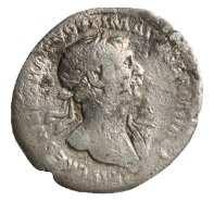 : [PA]RTH[ICOPMTRPCOSVIPPSPQR], Fortuna siedzi na tronie w lewo,