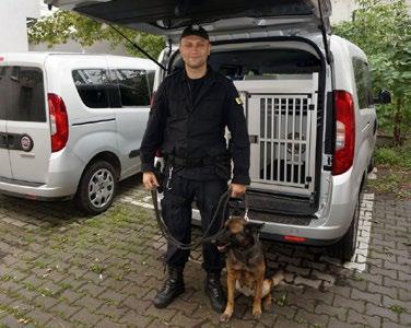Gdy mundurowi przyjechali na miejsce, 22-latek znajdował się przed domem, w ręce trzymał nóż. Stróże prawa natychmiast nakazali mu porzucenie niebezpiecznego przedmiotu i wykonywanie dalszych poleceń.
