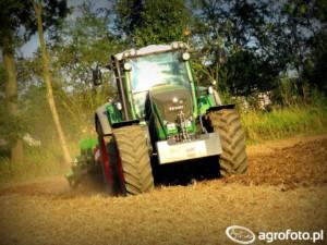https://www. Źródło: AgroFoto.pl, RolnikTV Nawożenie wgłębne jest metodą umieszczania nawozu pod nasionami albo przy rzędzie nasion.
