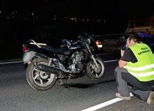 Kierujący motocyklem oraz jego 30-letnia pasażerka spadli z jednośladu, a motor pojechał dalej, koziołkując kilkadziesiąt metrów dalej.