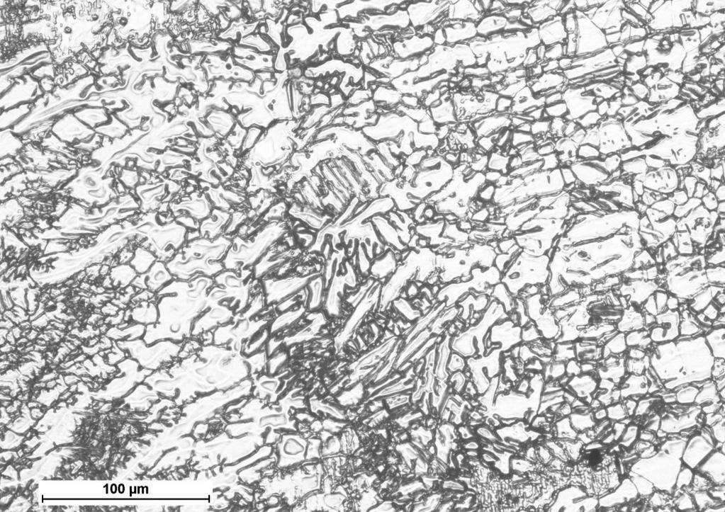 Macrostructure of the welded joint, etching: Adler s reagent przechodzącej przez przekrój poprzeczny złącza spawanego w odległos ci 0,5 mm od lica spoiny (rys. 7).