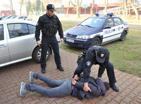 Taktyka zatrzymania niebezpiecznej a osoby poruszającej
