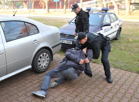 Podniesienie zatrzymanego z odpowiednim chwytem za ramię